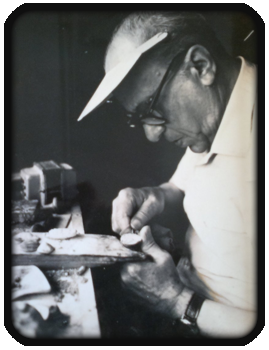 Cameo Factory De Paola, artisans of the incision and workmanship of the cameo and the coral from 1932.